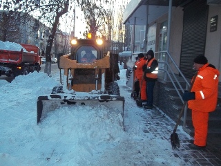 В Октябрьском районе продолжаются работы по благоустройству территории и очистке от снега и наледи
