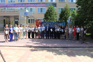В Энгельсском доме-интернате торжественно поздравили сотрудников с профессиональными праздниками 