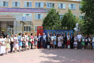 В Энгельсском доме-интернате торжественно поздравили сотрудников с профессиональными праздниками 