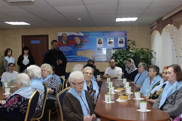 Активисты православного молодежного общества показали фильм «Троице-Сергиева лавра» в новом кинозале Энгельсского дома-интерната 