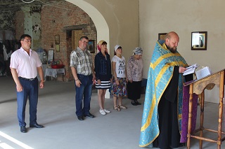 После победы на международном фестивале участники танцевального коллектива Энгельсского дома-интерната приняли участие в благодарственном молебне.