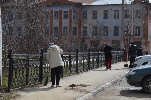 Сотрудники администрации Петровского района и её структурных подразделений привели в порядок свою закреплённую территорию