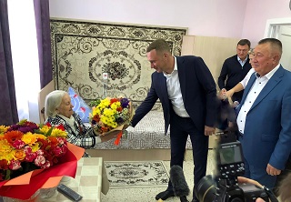 Губернатор Саратовской области поздравил долгожительницу Энгельсского дома-интерната со 100-летним юбилеем