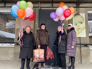 Воспитанники дома малютки получили теплые подарки от мастериц Энгельсского дома-интерната 