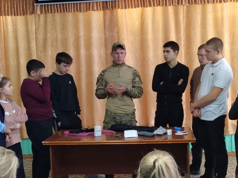 Участник спецоперации Илья АНДРУСЕНКО встретился с учениками Пригородной школы