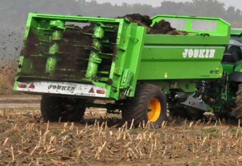 Саратовская ветлаборатория информирует о внесении навоза в почву для улучшения плодородия