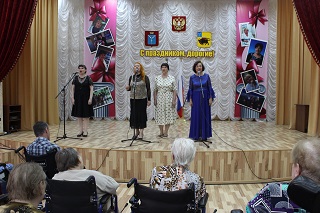 На сцене Энгельсского дома-интерната выступили артисты из областного Дома работников искусств