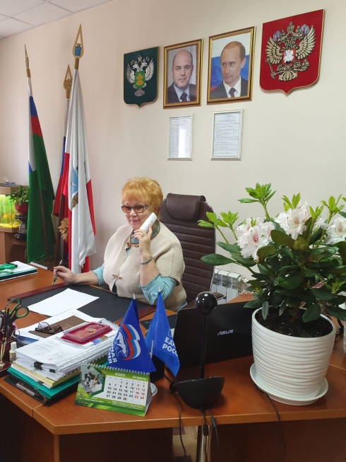 Еще одна семья получила продуктовый набор от своего депутата