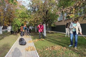 Сотрудники Энгельсского дома-интерната массово вышли на субботник