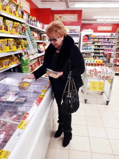 Координатор проекта Партии «ЕДИНАЯ РОССИЯ» «Народный контроль» по Ленинскому району Александра Сызранцева проверила магазины