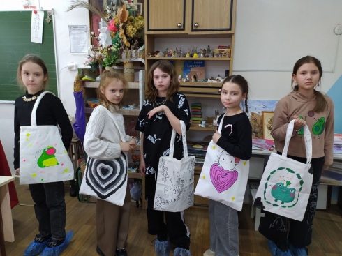 Юные художники готовятся к летним пленэрам