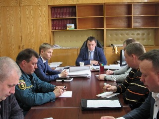 В администрации Октябрьского района обсудили вопросы обеспечения пожарной безопасности в лесопарковой зоне