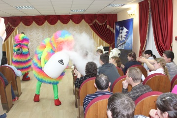 В третьем корпусе Энгельсского дома-интерната волонтеры устроили зажигательное шоу