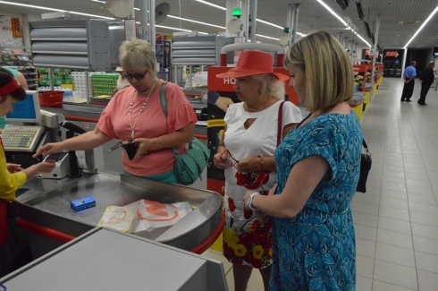 Александра Сызранцева провела рейд по проверке качества продовольственных товаров в Гипермаркете «Магнит»