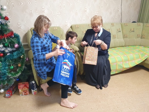 Александра Сызранцева поздравила детей с Новым годом