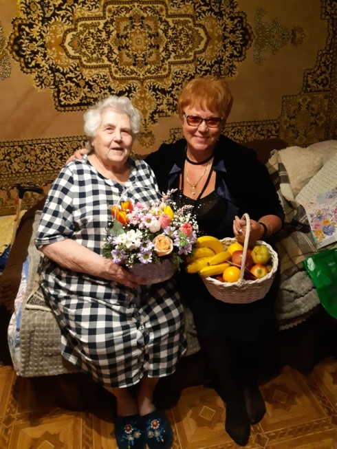 Ветеран Великой Отечественной войны приняла поздравления от депутата Александры Сызранцевой