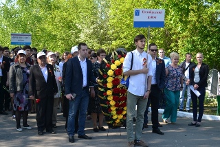 Представители администрации Октябрьского района почтили память погибших на церемонии возложения цветов