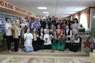 Энгельсский дом-интернат посетили юные волонтеры