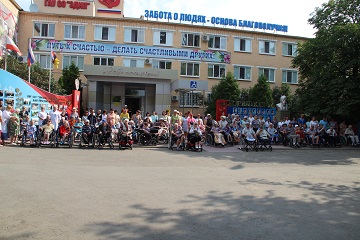 Благодаря созданной в Энгельсском доме-интернате безбарьерной среде  все жильцы приняли участие в празднике урожая