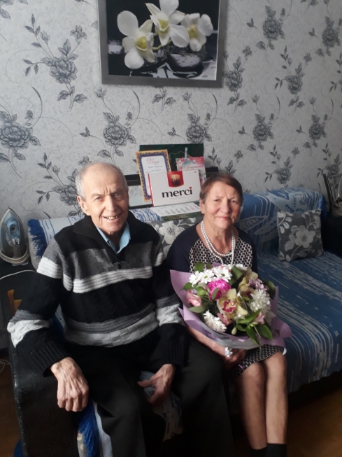 Александра Сызранцева и Вячеслав Тарасов поздравили семейную пару Журавлевых с Золотой свадьбой