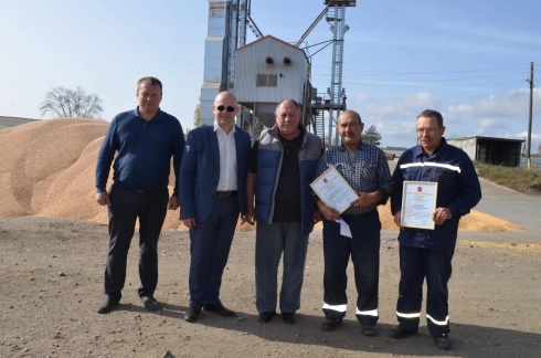 Передовики уборочной кампании из СПК "Нива" награждены благодарностями главы района