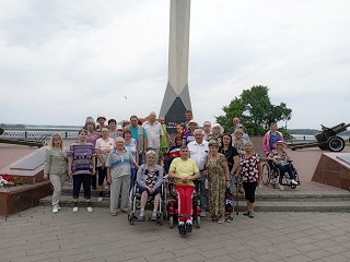 Проживающие Энгельсского дома-интерната посетили городской парк и прогулялись по набережной Энгельса.