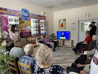 Проживающие и сотрудники Энгельсского дома-интерната внимательно прослушали послание Президента Федеральному собранию