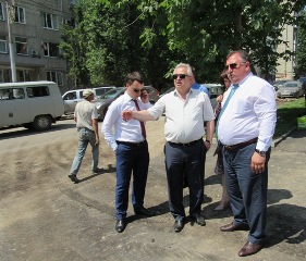 Валерий Сараев провел выездное совещание на месте строительства нового корпуса неонатального центра 