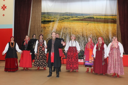 В сёлах Озёрки и Оркино выступил фольклорный ансамбль «Балаган»