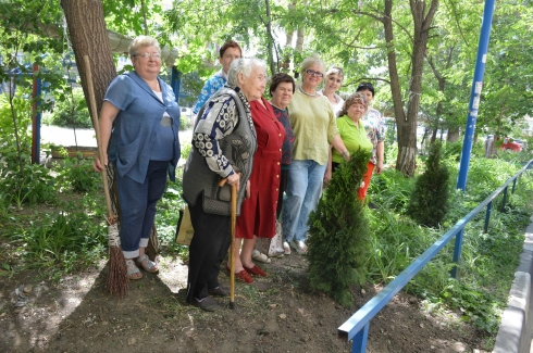 Личный прием депутата Саратовской городской Думы Александры Сызранцевой продолжился субботником