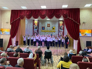 Детские коллективы выступили на сцене Энгельсского дома-интерната 