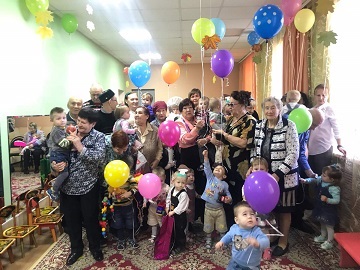 Мастерицы Энгельсского дома-интерната подарили тепло малышам из детского дома