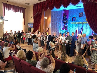 Сотрудников Энгельсского дома-интерната торжественно поздравили с профессиональными праздниками 