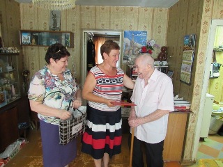 Сотрудники администрации Октябрьского района поздравили с 95-летием ветерана военно-морского флота