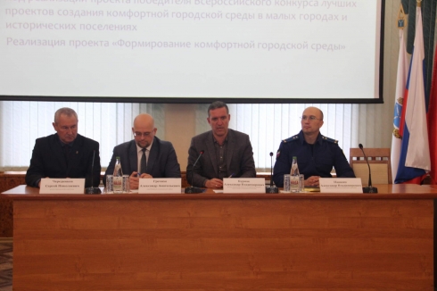 На выездном заседании в Петровске депутаты облдумы обсудили реализацию федеральных проектов