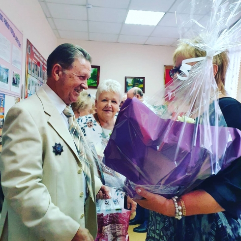 Александра Сызранцева поздравила председателя совета ветеранов с днем рождения.