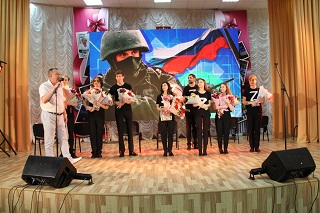 В Энгельсском доме-интернате прошел патриотический спектакль «Встанем вместе за Донбасс»