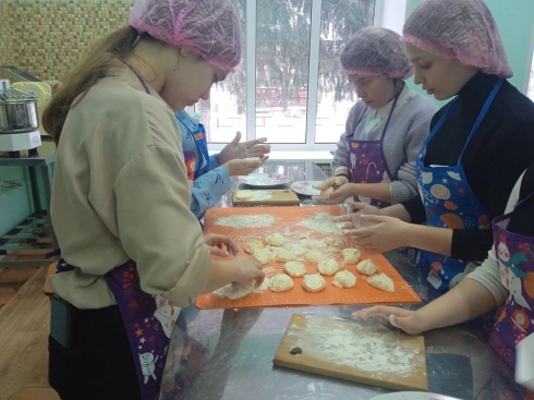 На занятии по кулинарии школьниц научили готовить сырники 