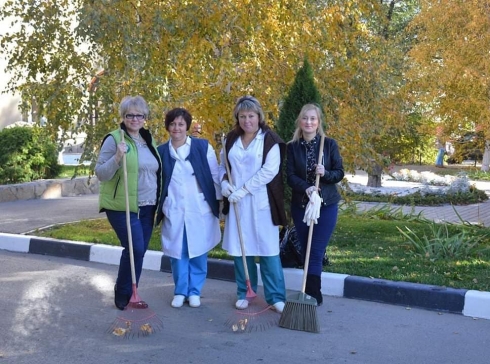 Коллективом ФГБУ «Саратовская МВЛ» проведена очередная акция по благоустройству территории