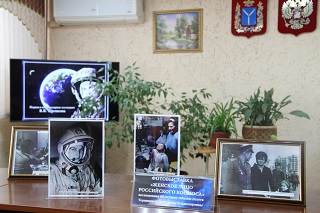 В Энгельсском доме-интернате прошла фотовыставка Госкорпорации «Роскосмос» «Женское лицо российского космоса»
