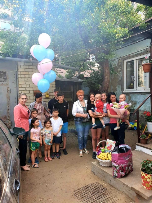 Сегодня депутат Саратовской гордумы Александра Сызранцева совместно с председателем благотворительной организации Аллой Фетисовой посетили многодетную семью Кочетовых