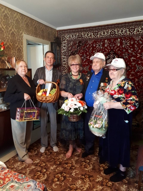 Депутат Саратовской городской Думы Александра Сызранцева  9 мая побывала в гостях ветеранов ВОВ и поздравила их с великим праздником.