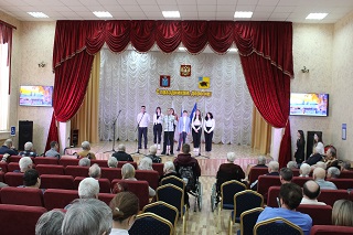 Волонтеры подарили проживающим Энгельсского дома-интерната свои таланты