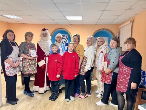 Активисты «Движения первых» проводят акцию «Российский Дед Мороз»