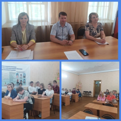 Заместитель главы администрации района по социальным вопросам Николай Ларин встретился с выпускниками петровских школ и их родителями