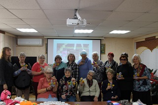 В Энгельсском доме-интернате прошел мастер-класс по изготовлению куклы-вязанки