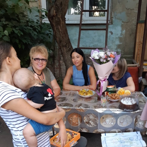 «Крепкая семья»: Партийцы передали многодетной семье из Саратова подарки