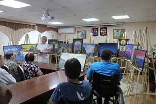 Проживающие Энгельсского дома-интерната ознакомились с творчеством Рериха