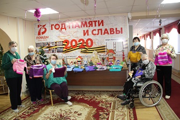 Мастерицы Энгельсского дома-интерната передали теплые подарки малышам 