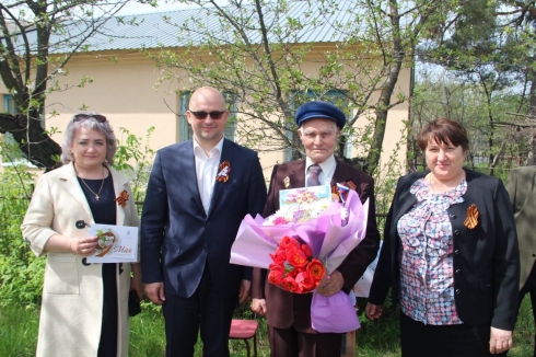 Перед домом ветерана Михаила Андреевича Трофимова выступили школьники